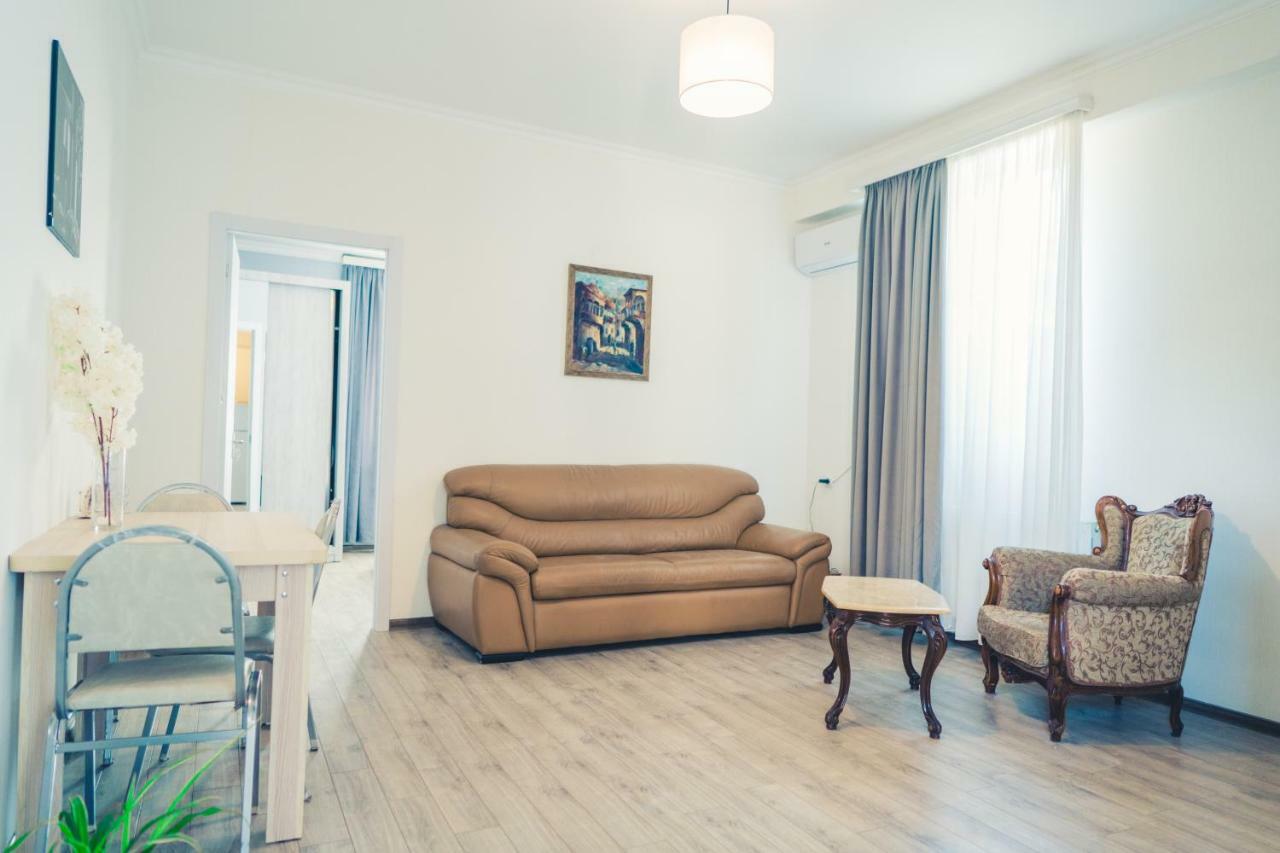 Tatias Apartments In The Downtown Tbilisi Exteriör bild